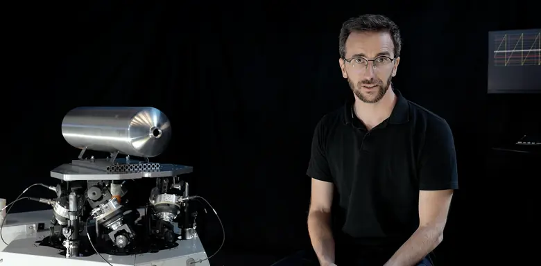 Un ingénieur InTest présente l’Inertron, à côté d’une balance Inertron 200 chargée d’un réservoir