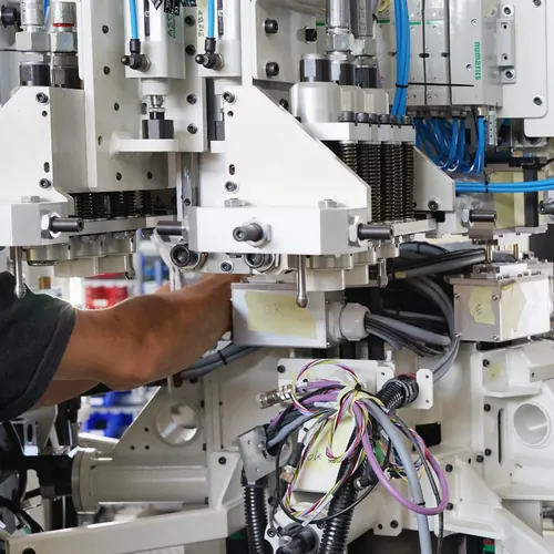 Câblage d’un banc d’essais R&D dans l’atelier InTest